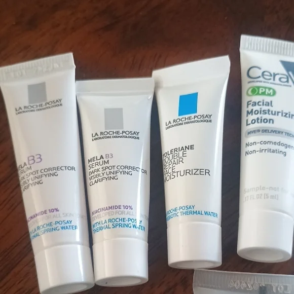 La Roche-Posay Skincare Set with Cosmetic Bag - Picture 2 of 6